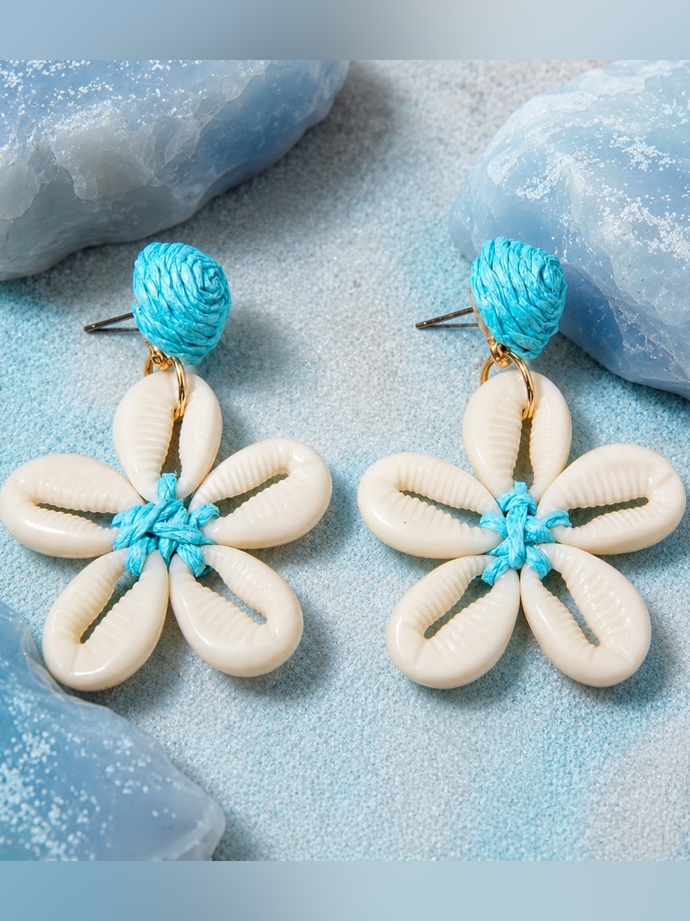 💥3/$15💥 Cream and Light Blue Floral Drop Earrings
